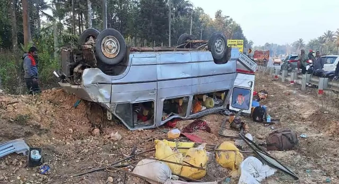 ಸಕಲೇಶಪುರ: ಕಾಫಿ ಕುಯ್ಲಿಗೆ ಕಾರ್ಮಿಕರನ್ನು ಸಾಗಿಸುತ್ತಿದ್ದ ವಾಹನ ಪಲ್ಟಿ; 14 ಮಂದಿಗೆ ಗಂಭೀರ ಗಾಯ